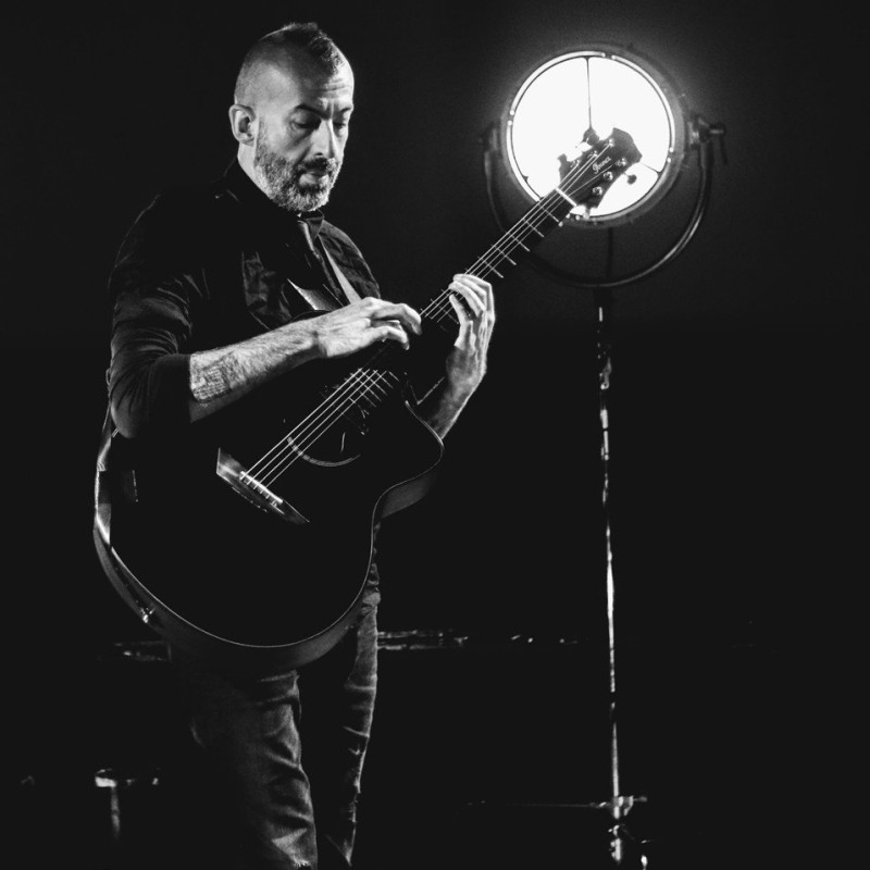 Ibanez JGM10-BSN Jon Gomm Signature Acoustic Guitar 6-String - Black Satin Top / Natural High Gloss Back and Sides + Cas