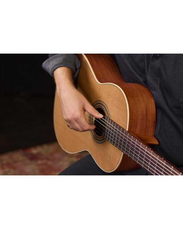 Ortega R18SSN Traditional Series 4/4 Nylon String Guitar 6-String - Satin + Pro Gig Bag