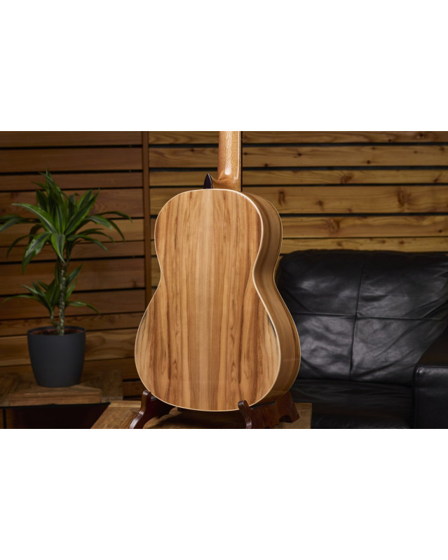 Ortega R20GRG Traditional Series 4/4 Nylon String Guitar 6-String + Pro Gig Bag