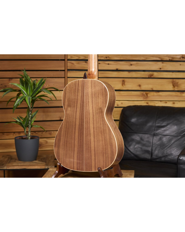 Ortega R20GWN Traditional Series 4/4 size Nylon String Guitar 6-String + Pro Gig Bag